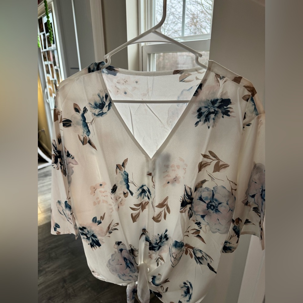 Medium floral tie front top NWOT